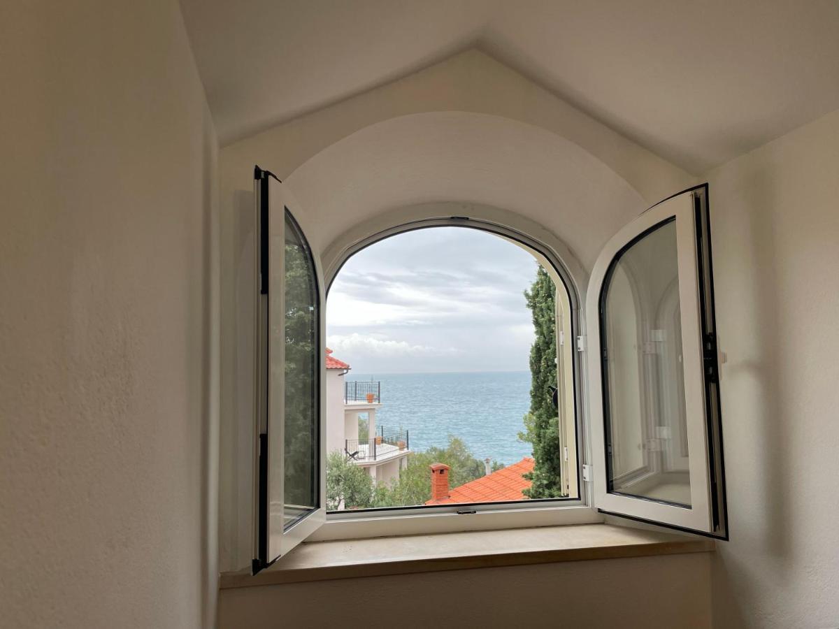Luxury Seaside Villa With A Classic Mediterranean Olive Garden, A Fully Equipped Professional Kitchen, Pool, Sauna, Padle Boards And Canoe - Miolin Beach House Трогир Екстериор снимка