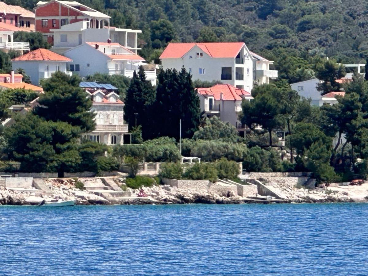 Luxury Seaside Villa With A Classic Mediterranean Olive Garden, A Fully Equipped Professional Kitchen, Pool, Sauna, Padle Boards And Canoe - Miolin Beach House Трогир Екстериор снимка