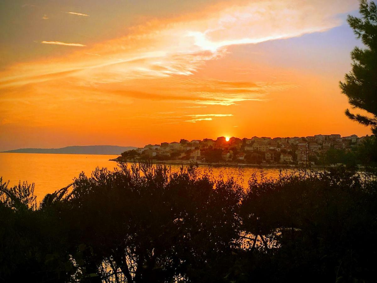Luxury Seaside Villa With A Classic Mediterranean Olive Garden, A Fully Equipped Professional Kitchen, Pool, Sauna, Padle Boards And Canoe - Miolin Beach House Трогир Екстериор снимка
